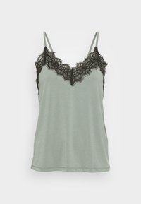 Lysegrøn camisole med sort blondedetalje langs halsudskæringen og stropperne. Blødt stof og V-formet kant giver en afslappet pasform.