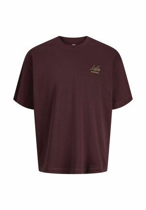 T-shirt marron foncé à manches courtes avec col rond et petit logo en écriture dorée sur le côté gauche de la poitrine indiquant "Ldn Nine Zero London."