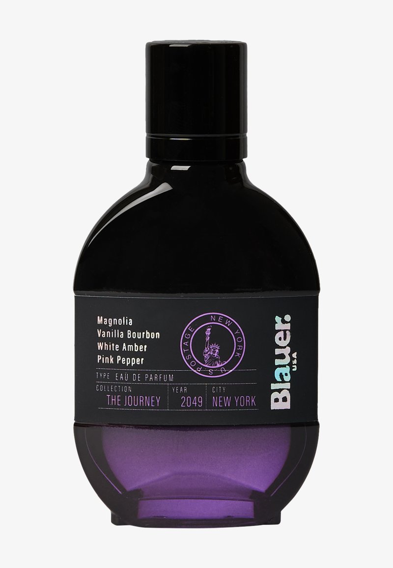 Butelka wody perfumowanej w kolorze czarnym i fioletowym. O okrągłym kształcie z błyszczącym wykończeniem. Na etykiecie znajduje się tekst z nutami zapachowymi oraz szczegółami marki.