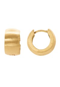 Goldene Creolen mit einer gebürsteten Textur und einem glatten Finish, die ein einfaches, geschwungenes Design aufweisen. Eine Ohringe ist leicht geschlossen.
