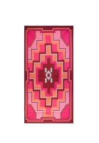 Sciarpa quadrata colorata con motivi geometrici in tonalità di rosa, rosso e arancione, dotata di un design centrale. Tessuto morbido con un bordo audace.