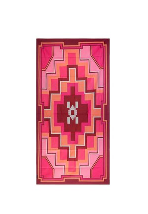 Sciarpa quadrata colorata con motivi geometrici in tonalità di rosa, rosso e arancione, dotata di un design centrale. Tessuto morbido con un bordo audace.