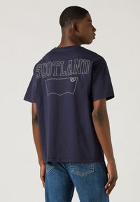 Levi's® FOOTBALL FAN TEE UNISEX - Marškinėliai su spaudiniu - navy blazer