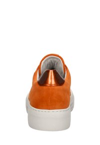 Oranges Wildleder-Sneaker mit einer weißen Gummisohle und metallischem Akzent an der Ferse. Abgerundete Form, weicher Stoff und gepolsterter Kragen für zusätzlichen Komfort.