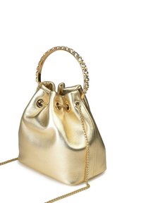 Złota metaliczna torebka z zacięciem na górze, łańcuszkowym uchwytem i okrągłymi metalowymi akcentami. Gładka tekstura i wyraźny kształt z błyszczącym wykończeniem.