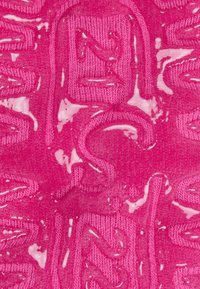 Heller pink strukturierter Stoff mit geprägten Mustern und glänzenden, glatten Akzenten. Das Material wirkt weich mit einer erhöhten, taktilen Oberfläche.