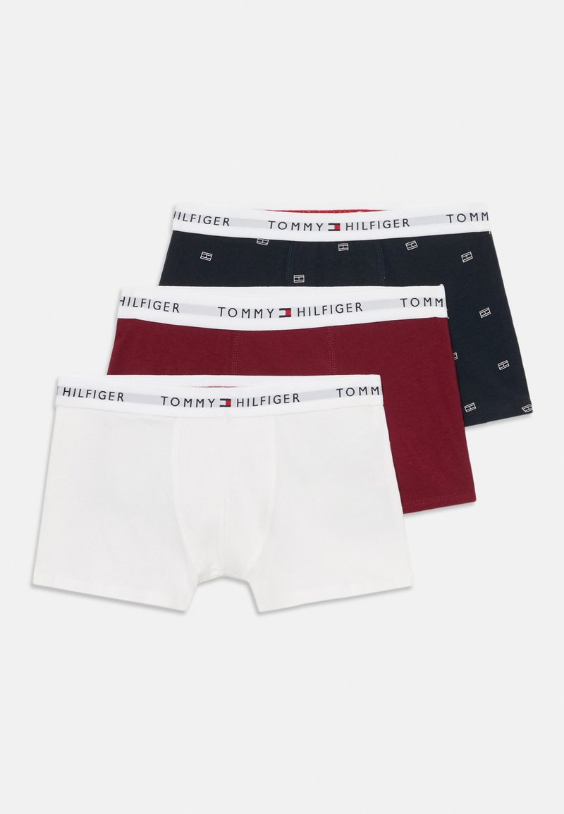 Tre Tommy Hilfiger herreboxershorts i hvid, burgunderrød og marineblå med hvide logo-bånd.
