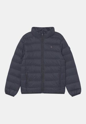 Doudoune bleu marine avec col montant, fermeture éclair intégrale à l'avant, poignets élastiques et deux poches zippées. Texture lisse et brillante avec motif matelassé.