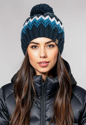 Dunkelblaue Strickmütze mit weißen und türkisfarbenen Zickzackmustern, gekrönt von einem Pompon. Verfügt über ein Markenschild an der Seite.