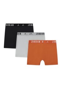 Tre par boxershorts i sort, grå og orange. Hver af dem har en bred kant med "JORDAN" og et logo i kontrastfarver. Glat tekstur.