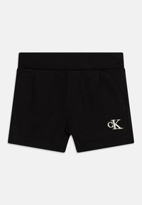 Černé bavlněné šortky s elastickým pasem, bočními kapsami a malým vyšitým logem na přední straně. Hladký povrch, minimalistický design.