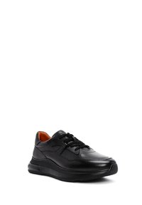 Sneaker nera in pelle con superiore texture, punta arrotondata, chiusura con lacci, colletto imbottito e interno arancione a contrasto. Suola in gomma con grip.