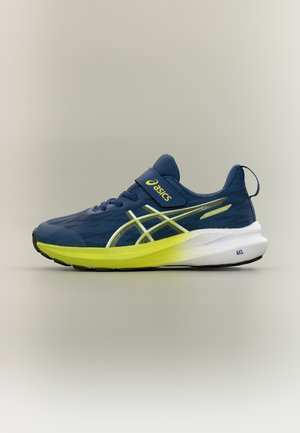 Niebieski i neonowożółty but do biegania Asics z białą podeszwą i paskiem na rzep, pokazany z boku na jednolitym tle.