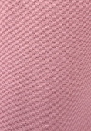Tessuto rosa a coste con una superficie texturizzata, che presenta un delicato motivo di linee verticali e una sensazione morbida e leggermente pelosa.