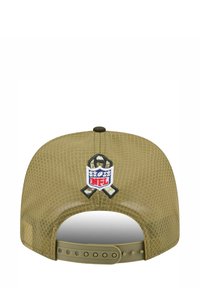 Olivgrüne Kappe mit einem strukturierten Mesh-Design. Auf der Rückseite ist ein gesticktes NFL-Logo und ein Bandakzent zu sehen. Verstellbarer Riemenverschluss.