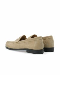 Loaferi din suede bej, cu o textură netedă, talpă din cauciuc negru plat și un design slip-on, având cusături decorative pe partea superioară.