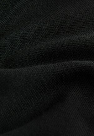 Černá pletenina s jemnou texturou, vykazující jemné vzory a variace v tkaní, tvořící vizuálně bohatý povrch.