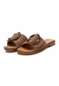 Sandalias tejidas marrones con un upper texturizado, que presentan una correa redondeada y una plantilla suave en tono marrón claro. Suela plana con sutiles acentos marrones.