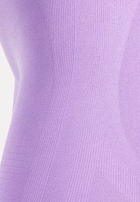 Lavendelfarbenes strukturiertes Gewebe mit gerippten Mustern und glatten Bereichen, das eine Nahaufnahme der Designdetails und Farbvariation zeigt.