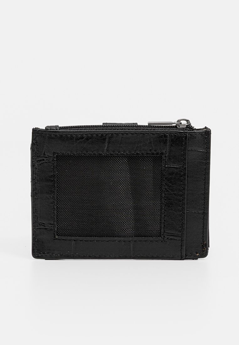 Schwarze, strukturiertes Lederhandtasche mit einem vorderen Netz-ID-Fenster und einem Reißverschlussfach oben, vor einem weißen Hintergrund dargestellt.