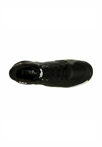 Zapatilla deportiva negra con un upper de malla transpirable, acentos verdes y detalles texturizados. Cuenta con una lengüeta acolchada y cordones para un ajuste seguro.