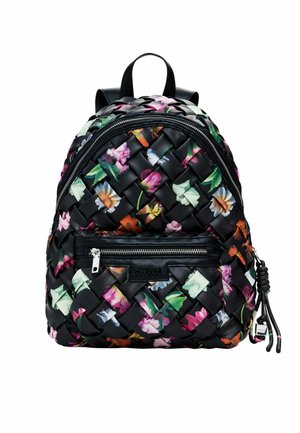 Mochila negra tejida con estampado floral colorido, bolsillo delantero con cremallera, asa superior y correas dobles para los hombros.