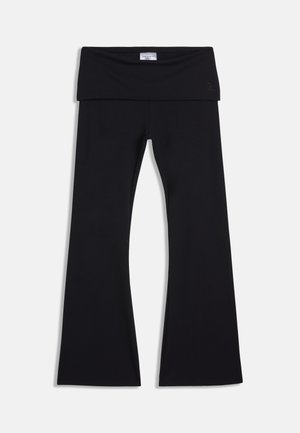 Schwarze, ausgestellte Yogahosen aus weichem Stretchstoff mit einem breiten, hohen Bund. Einfaches Design ohne Muster oder Verzierungen.