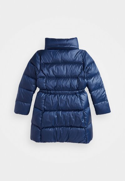 Tumedast sinine puffer-jakk kõrge kraega, millel on pitsitatud talje, pikad varrukad ja tikandit meenutav tekstuur. Sile, läikiv välimus.