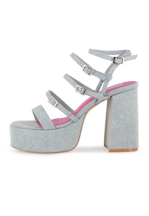 Sandalia de plataforma de denim con un tacón grueso, de color azul claro, múltiples correas ajustables y una plantilla rosa. Presenta hebillas metálicas.