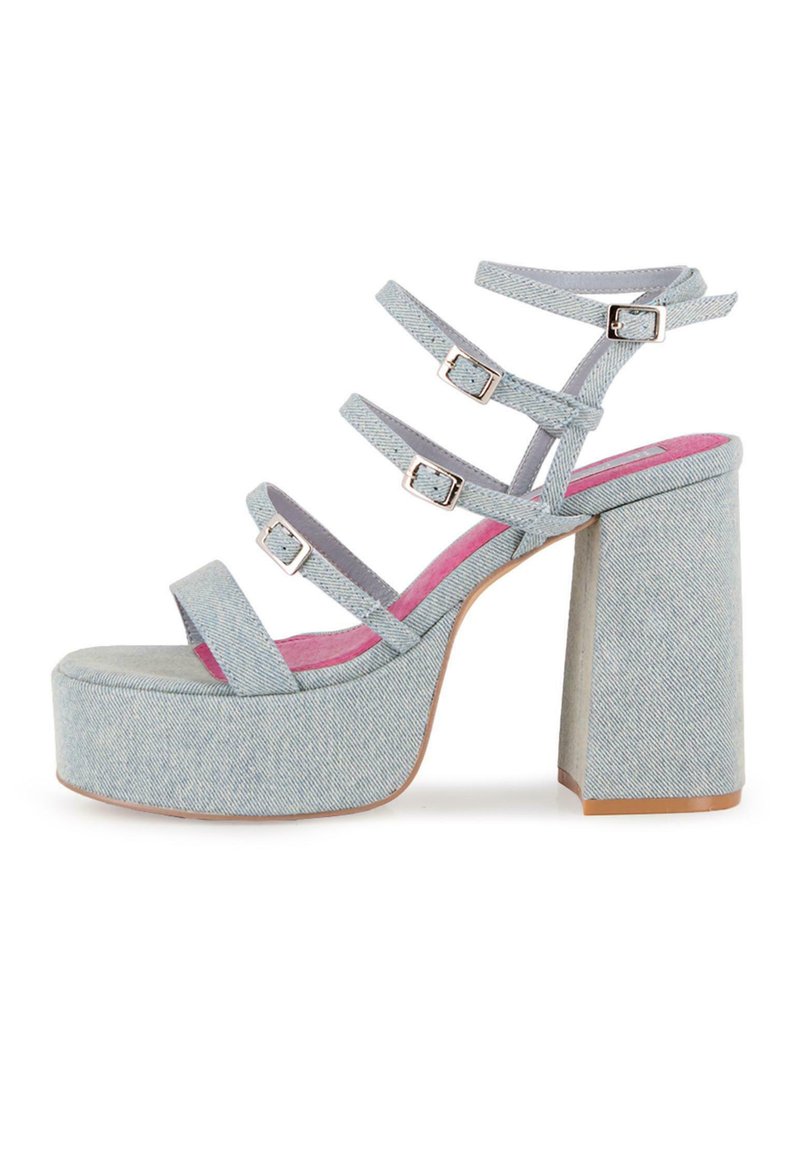 Sandalia de plataforma de denim con un tacón grueso, de color azul claro, múltiples correas ajustables y una plantilla rosa. Presenta hebillas metálicas.