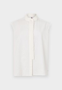 Hvit ermeless bluse med teksturert stoff, volangkrage og knappelukking. Rett snitt med sideslit for enkel bevegelse.