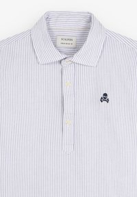 Camisa polo a rayas en blanco y azul claro, con cuello abotonado y un pequeño logo de calavera y huesos en color navy en el pecho.