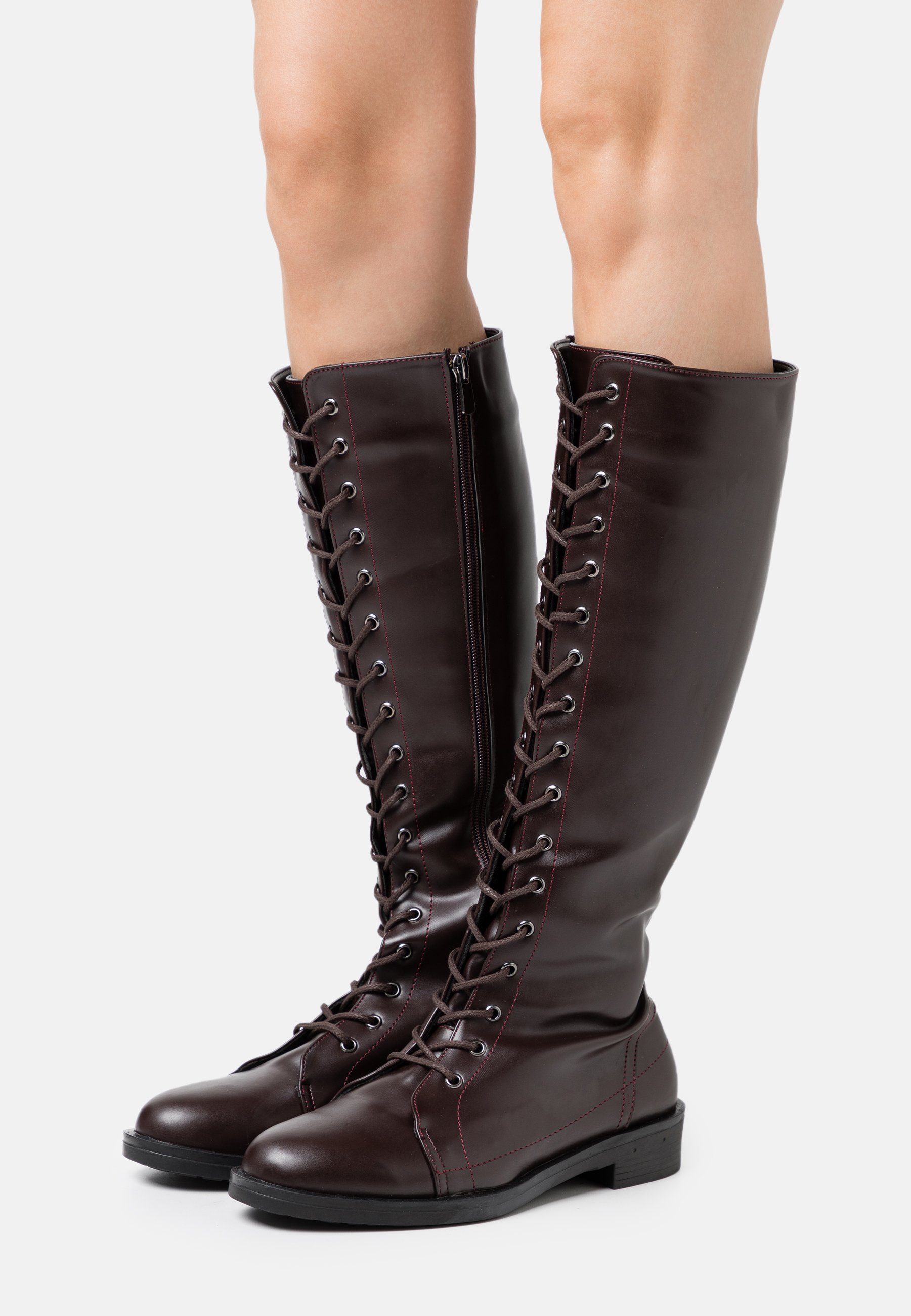 stivali marroni con lacci