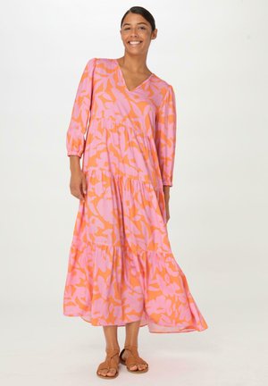 Rosa und orangefarbene Blumen-Maxikleid mit V-Ausschnitt, Dreiviertelärmeln und gestuftem Design. Leichter Stoff; bequemer Schnitt.