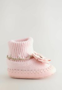 Rozā zābaciņš, kas izgatavots no mīksta adīta auduma ar ribotu aproci, dekoratīvu sudraba apdari un lielu loku, ar gludu ādas zoli.