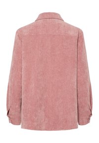 Camisa de pana en rosa claro, con mangas largas y cuello con solapa. Tejido texturizado de canalé con detalles de botones en los laterales cerca de los puños.