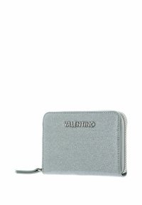 Portefeuille texturé argent avec fermeture éclair. Comprend un logo estampé et une forme rectangulaire élégante. Fabriqué en matériau durable avec une finition métallique.