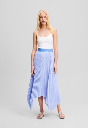 Jupe plissée bleu clair avec un ourlet asymétrique, présente une taille lisse, des rayures verticales et deux boutons à l'avant.