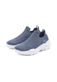 Scarpe sportive slip-on con tomaia in maglia blu a costine, suola in gomma bianca e linguetta sul tallone per facilitare l'indossamento.