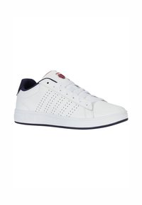 Weiße Sneakers mit perforiertem Design, flachen Schnürsenkeln und navyblauen Akzenten. Gummisohle und Logodetail an der Zunge. Mit abgerundetem Zehenbereich.