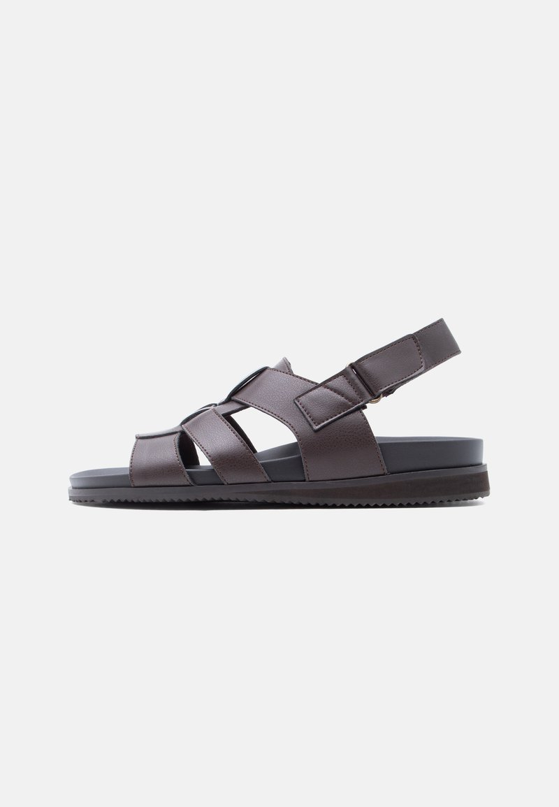Herres mørkebrune lædersandal med flere remme, justerbar ankelrem og flad sort sål, vist i profil mod en hvid baggrund.