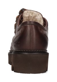 Braune Lederschuhe mit einem strukturierten, flauschigen Futter und einer dicken Gummisohle. Sie verfügen über ein gestepptes Design und sichtbare Hardwareakzente.