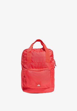 Roter Stoff-Rucksack mit zwei oberen Tragegriffen, einer vorderen Reißverschlusstasche und einem Logodetail. Verfügt über eine glatte Textur und rechteckige Form.