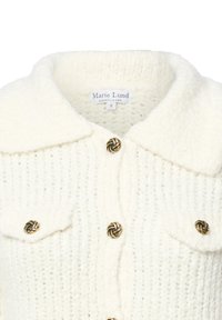 Weißer gestrickter Cardigan mit Kragen, ausgestattet mit zwei Brusttaschen, goldfarbenen Knotenknöpfen und strukturiertem Stoff.