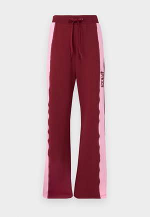 Calças de moletom bordô com pernas largas, apresentando painéis laterais cor-de-rosa e um cós com cordão. Inclui uma estampa de logo na perna esquerda.