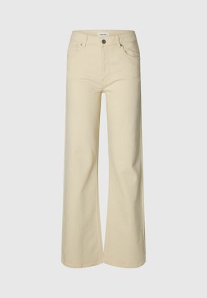 Pantalon beige taille haute à jambes larges avec bouton frontal, fermeture éclair, passants pour ceinture et deux poches avant sur fond uni.