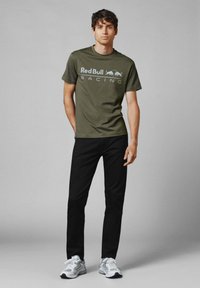 Red Bull Racing x Pepe Jeans RED BULL RACING LOGO DRIVER TEE - Marškinėliai su spaudiniu - green