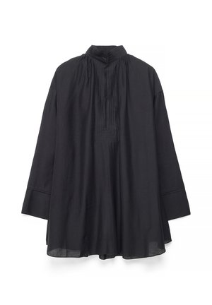 Čierna voľná tunika s dlhým rukávom, vysokým skladaným golierom a skrytou prednou légou, vyrobená z ľahkej tkaniny.
