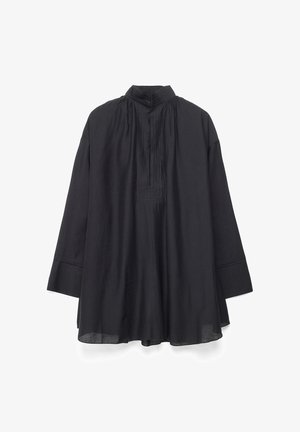 Tunique noire à manches longues, ample, avec un col plissé haut et une patte de boutonnage cachée à l'avant, en tissu léger.