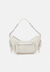 Bolso de hombro de cuero blanco con forma curva, correa de cadena plateada, bolsillo frontal con cremallera y compartimentos laterales con cremallera. Textura suave.
